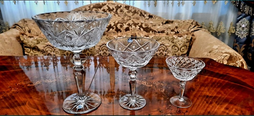 Хрусталь! Набор хрустальных вазочек на высоких ножках. Дёшево !