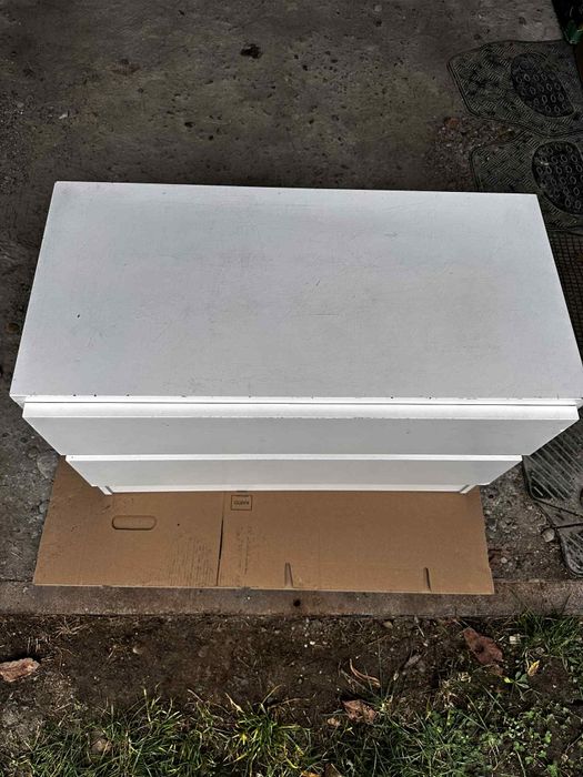 2 comode albe în stare bună