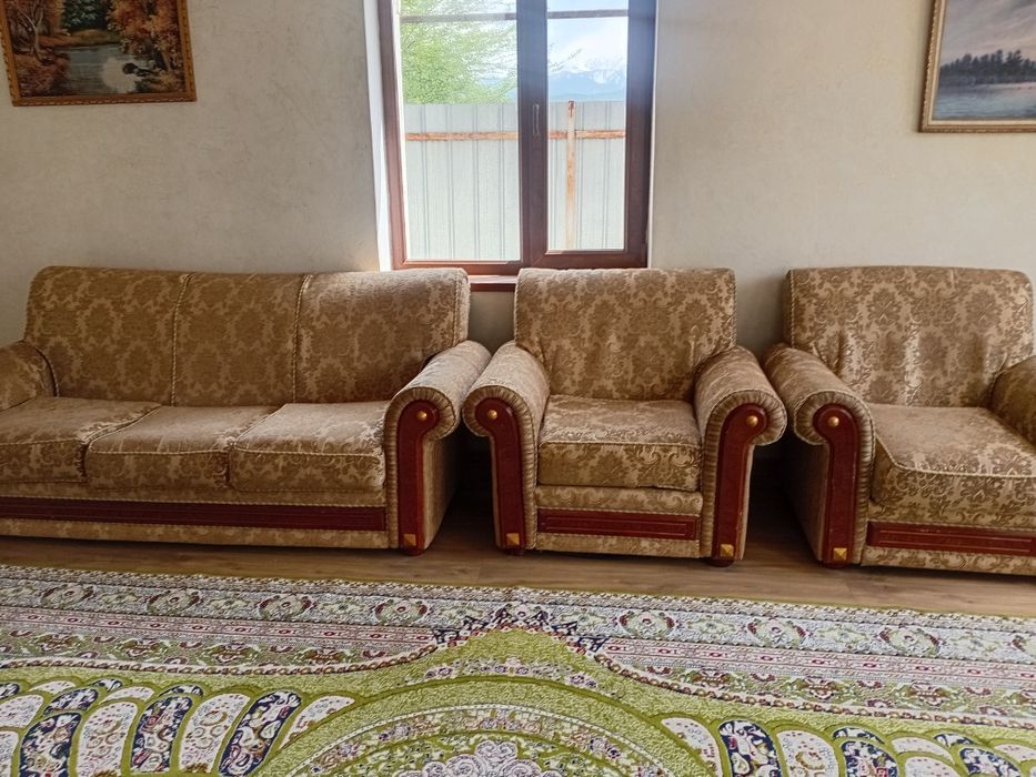 Диван с креслами,шкафы, кровати