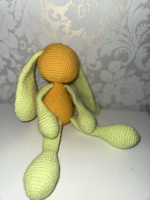 Зайчик ушастик вязаный