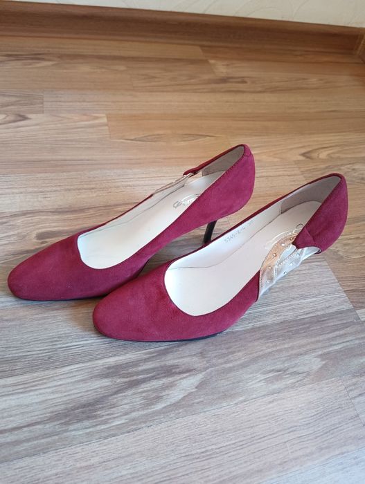 Продам замшевые туфли