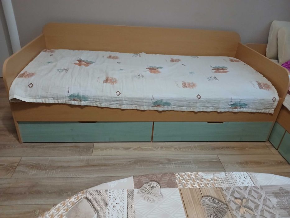 Секция с гардероб , шкафове и бюро + 2 бр. легла