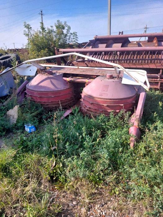Продаются жатки от комбайна КСК 600