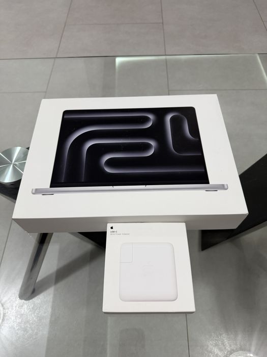 Macbook Pro 14” M5 silver 16GB RAM / 512GB + charger 96W • SIGILATE