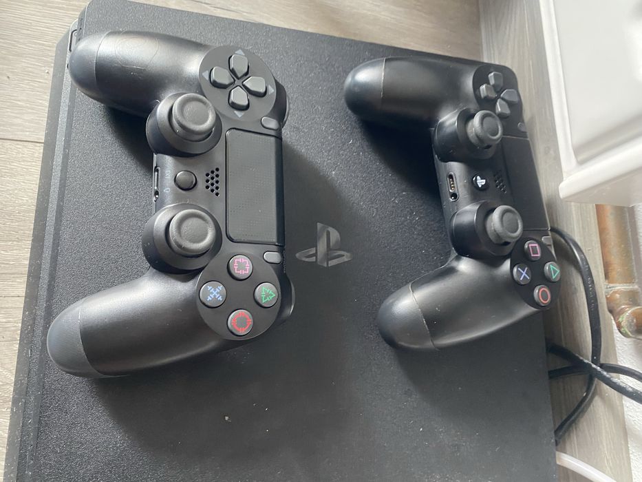 Vand PlayStation 4 + volan de gaming krom + pedale + 5 jocuri