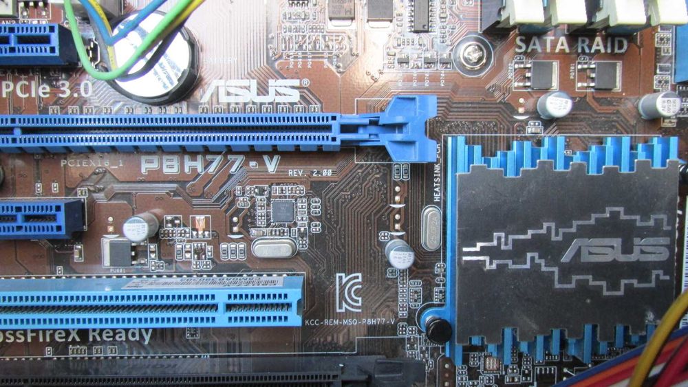 Четириядрен компютър с Intel i5 и Windows 11