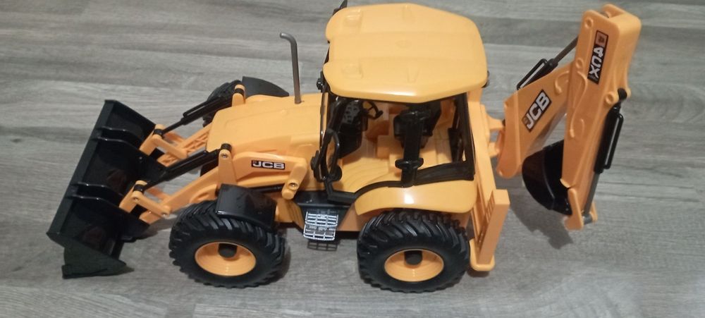 RC Double E JCB 4CX Backhoe Loader (Мащаб 1:20)