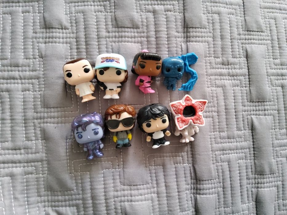 Фигурки очень странных дел из киндер джой