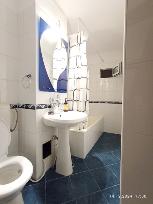 închiriez camera apartament