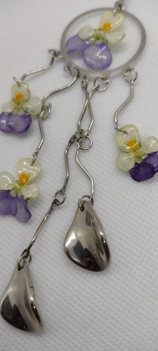 Обеци с естествен цвят на градински теменужки.