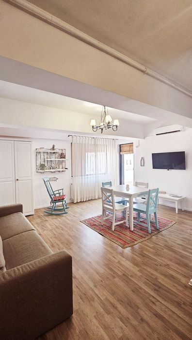 Închiriez apartament cu vedere la mare