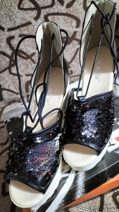 Sandale cu platforma și paiete reversibile