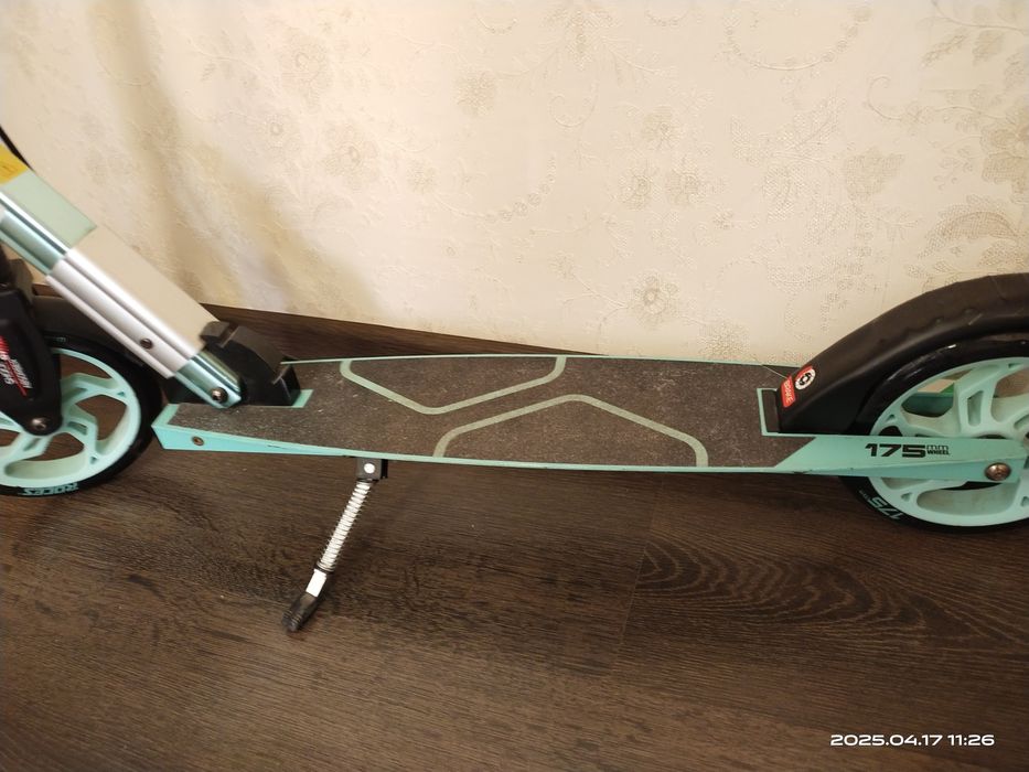 Самокат для ребенка и подросткового возраста.