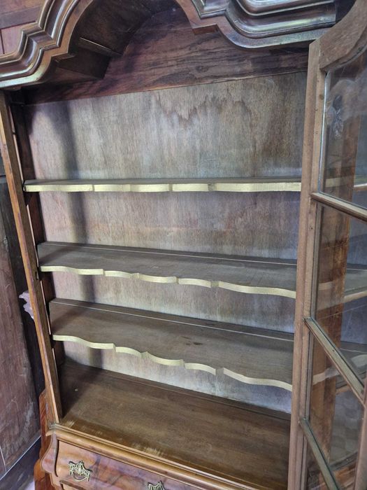 Разкошен шкаф-витрина от орех в стил Барок