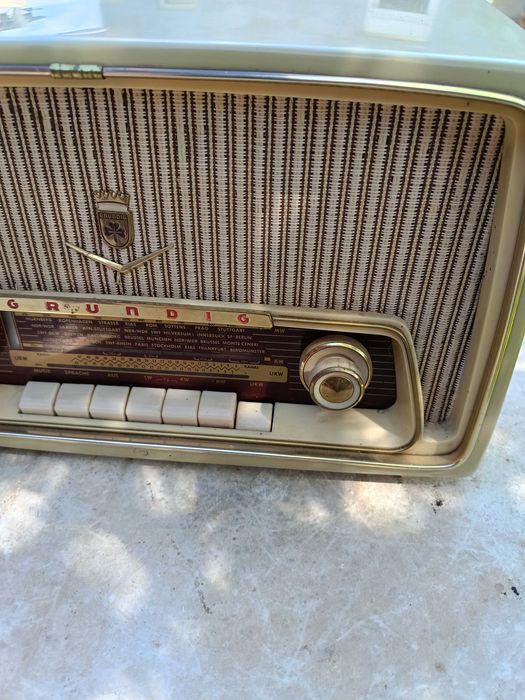 Лампово радио "Grundig", отлично състояние, УКВ, работещо.