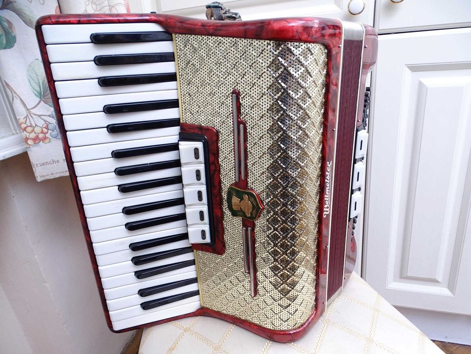 Стар акордеон Велтмайстер 96 баса