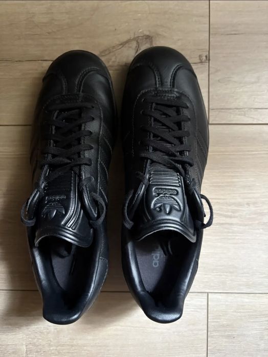Чисто нови Adidas обувки