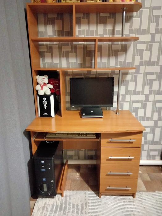 Стол компьютерный и табуретки.