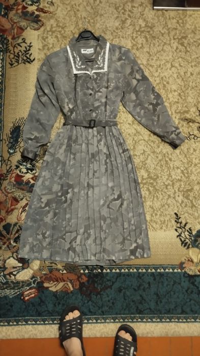 Платье ниже колен серое низ плисе