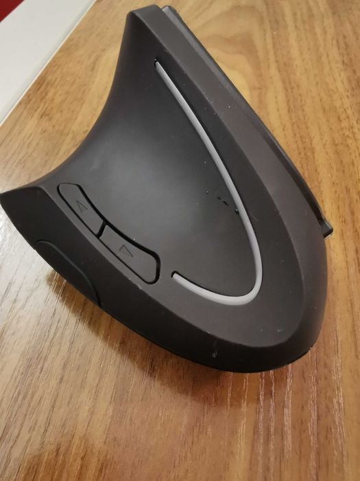 Вертикална безжичка мишка
