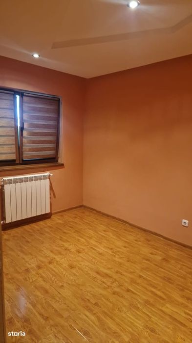 Apartament la parter si curte proprietate