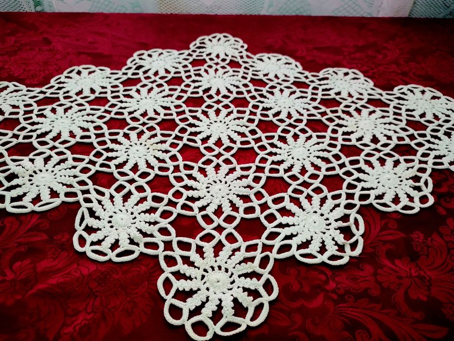 Fată de masa și mileuri tradiționale