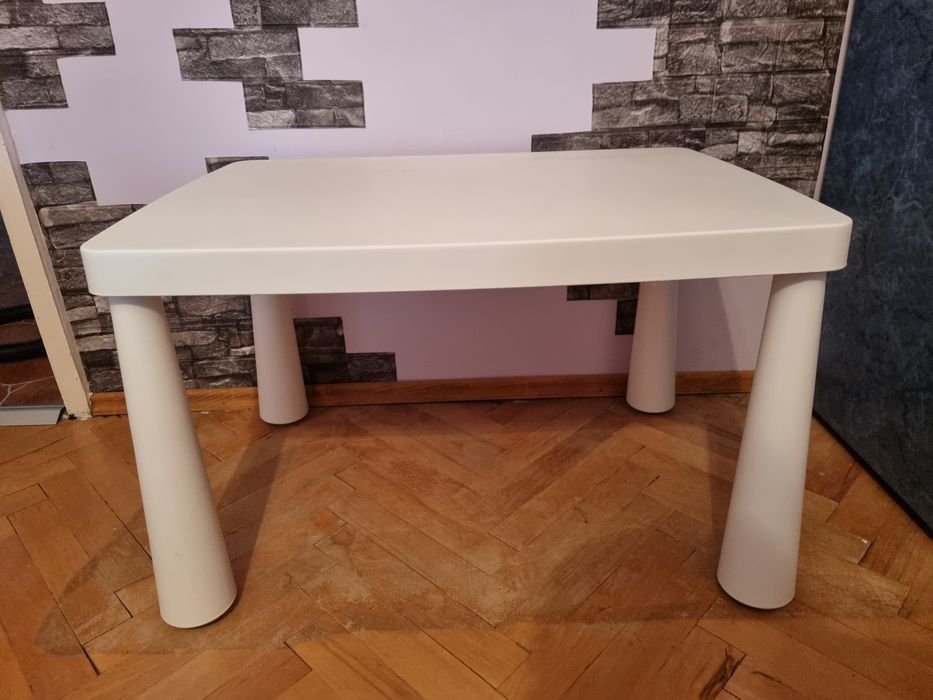 Детска масичка с 2 стола.