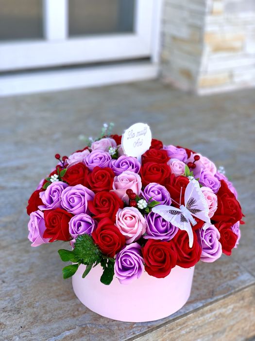 Ornament cutie cos cu flori de sapun trandafiri