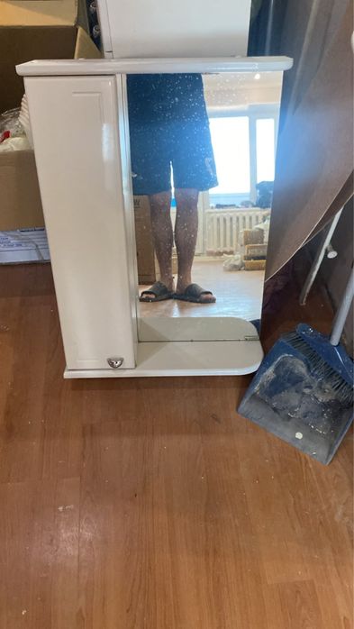Унитаз и шкаф для ванна