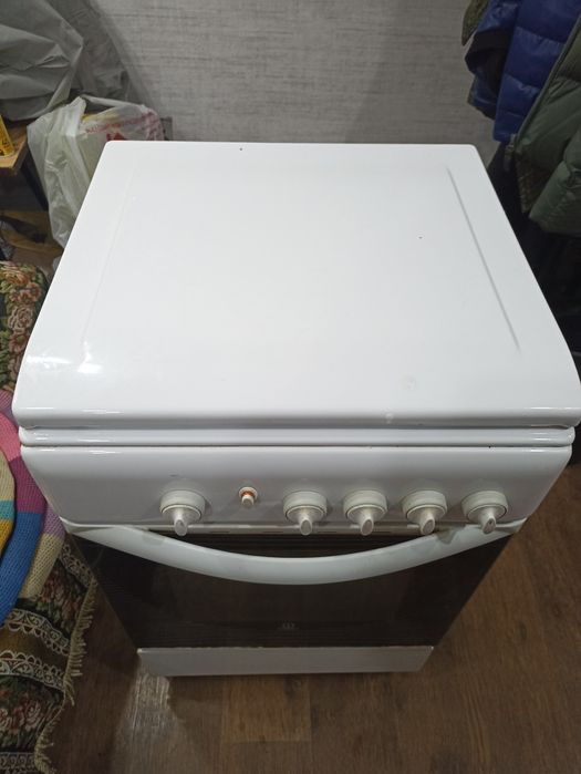 Газовая плита Indesit.