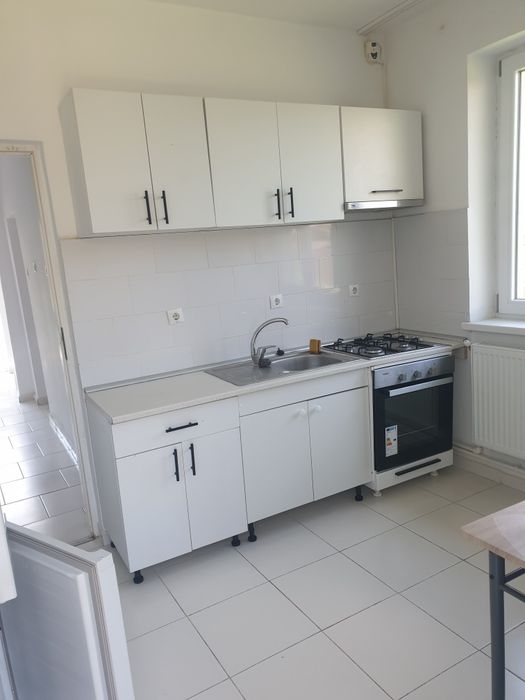 Ofer la închirie casă, curată, mobilată, două dormitoare, bucatarie, hol,