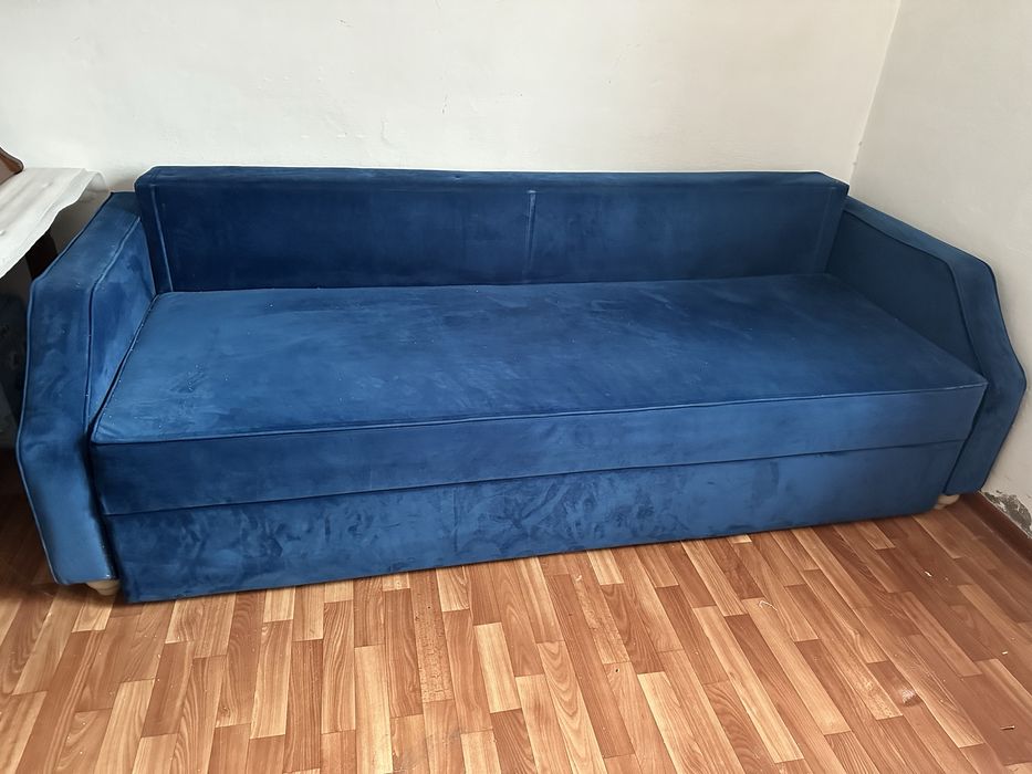 Диван добротный синий