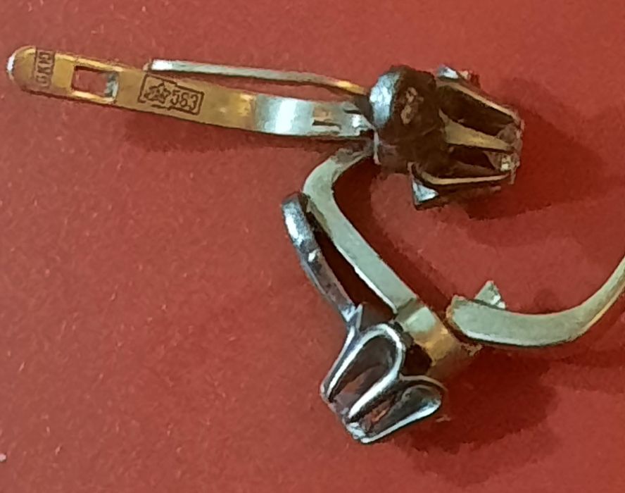 Золотые женские сережки.