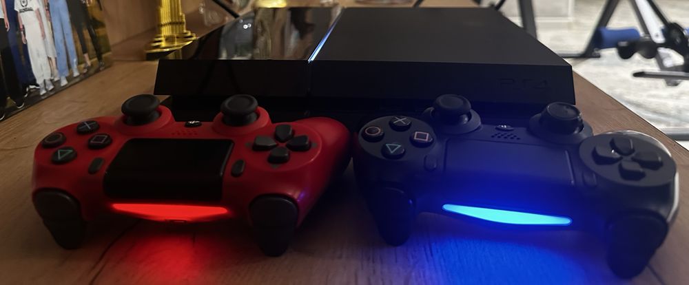 Продам приставку PS4
