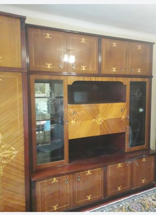 Mobilier : dulap, canapea extensibilă și masă extensibilă