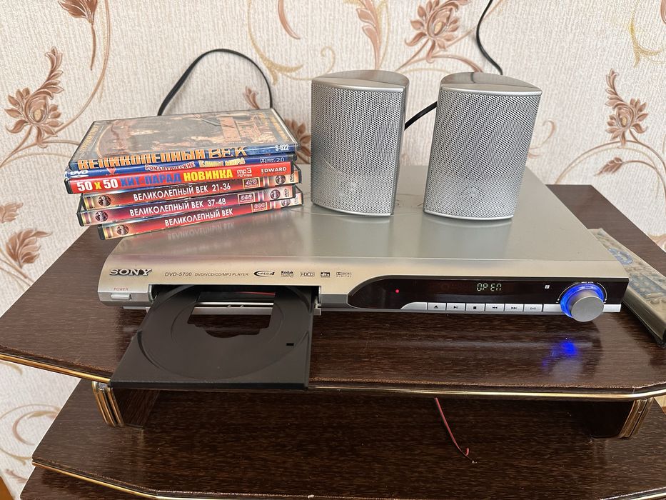 DVD SONY с колонками рабочий с дискоми вместе