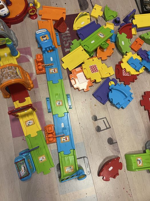Две големи  vtech писти, полиция, пожарна и музикална кола