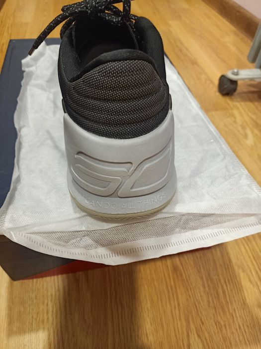 Vând semighete Underarmour Stephen Curry mărimea 45