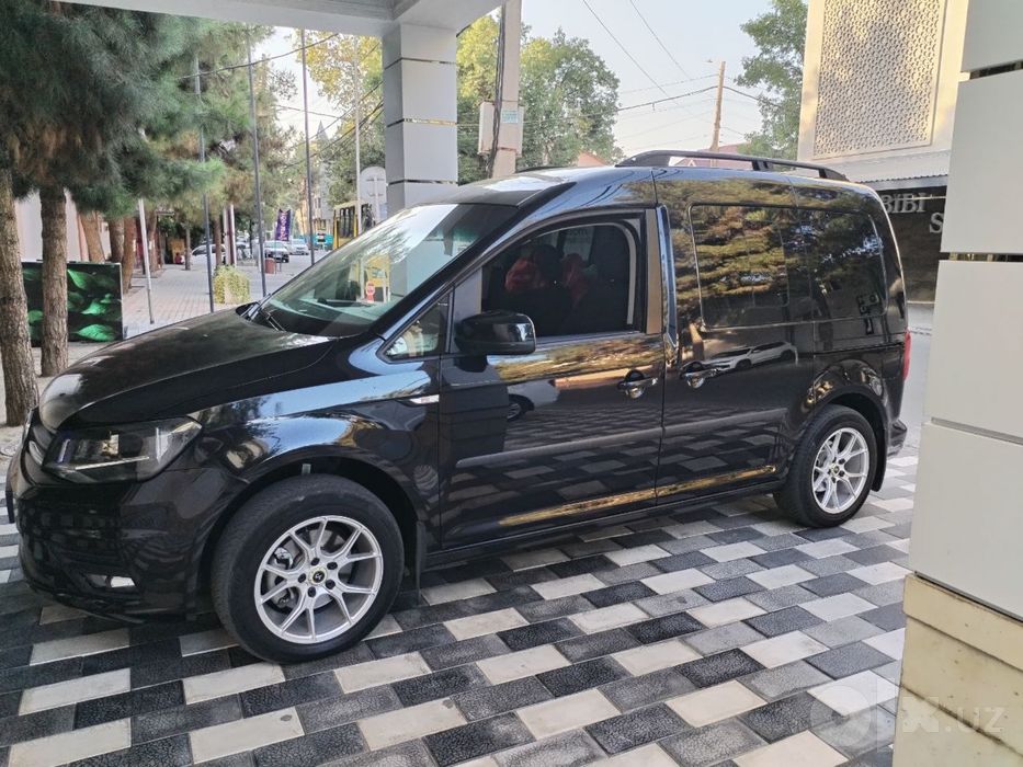 Volkswagen Caddy qora rang