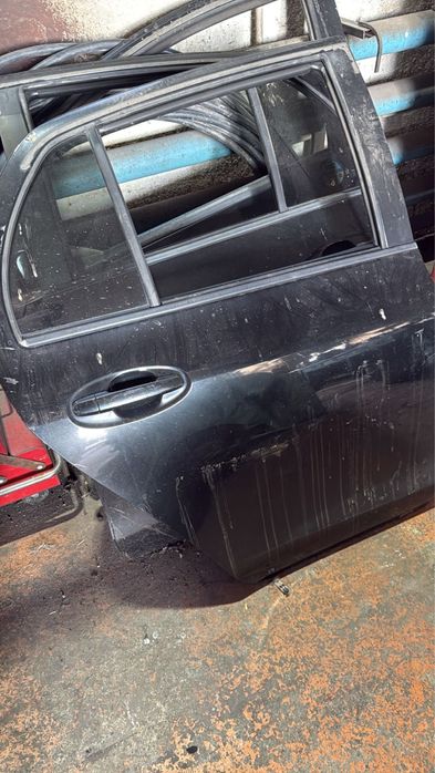 На Yaris хэтбек 2005- крылья двери