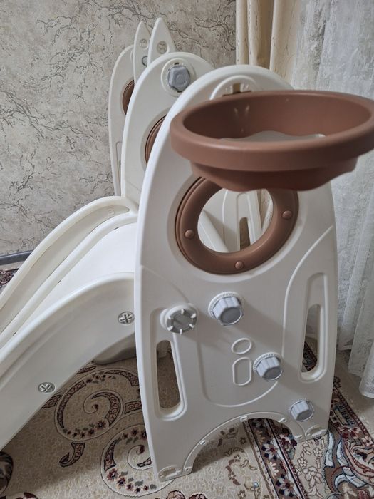 Детская игровая горка. Игрушки