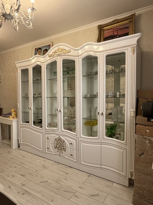 Шкаф витрина белый