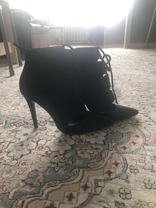 Продам замшевые ботинки 35 размер