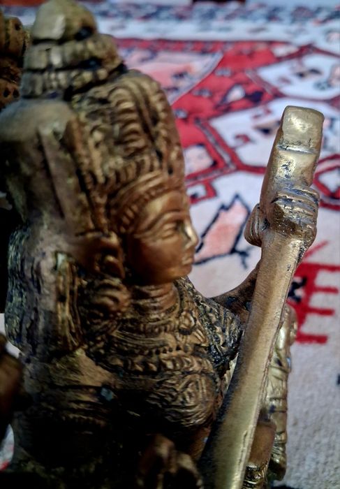 Колекция от четири артефакта, статуетки и нож