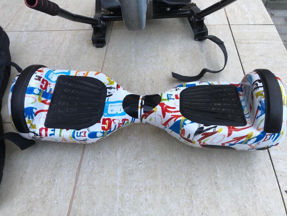Hoverboard cu lumini , cu conectare wi-fi pt muzica. Are husa, încărcător și telecomanda . Se poate atașa și scaunul .