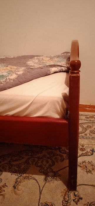 Деревянная кровать с матрасом
