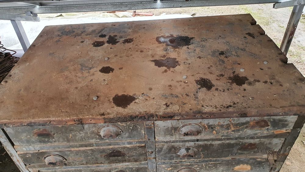 Стар шлосерски тезгях, работен плот с чекмеджета