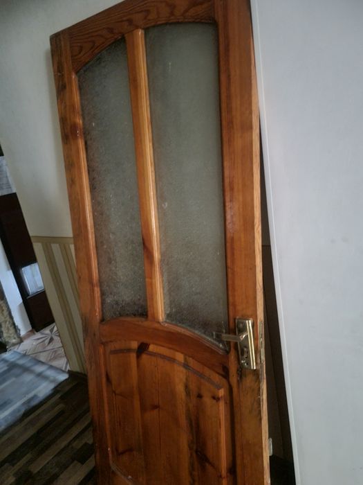 Двери 2 штуки с косяками