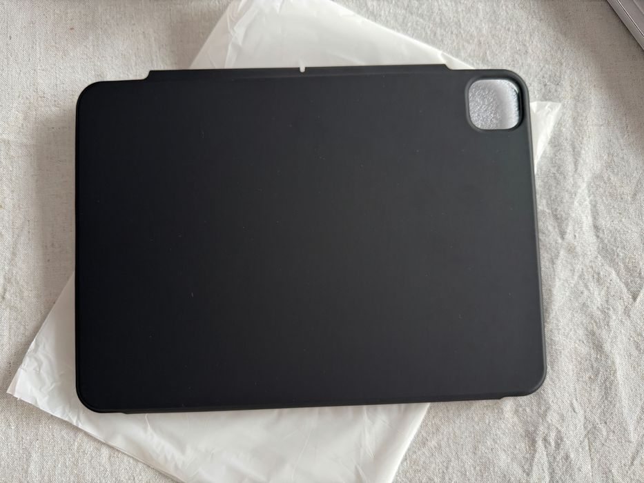Продавам кейса ESR Rebound serie за iPad pro 11" 2024