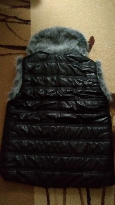 Чисто Нов ватиран елек с яка от еко косъм.